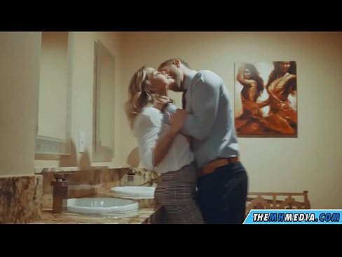 ❤️ As in busty blonde jo ferliedt yn in iepenbier toilet ❌ Kwaliteitsporno op fy.josporn-com.ru